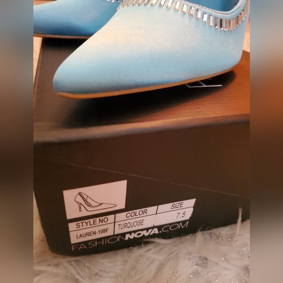 FashionNova turquoise heels - Picture 5 of 6